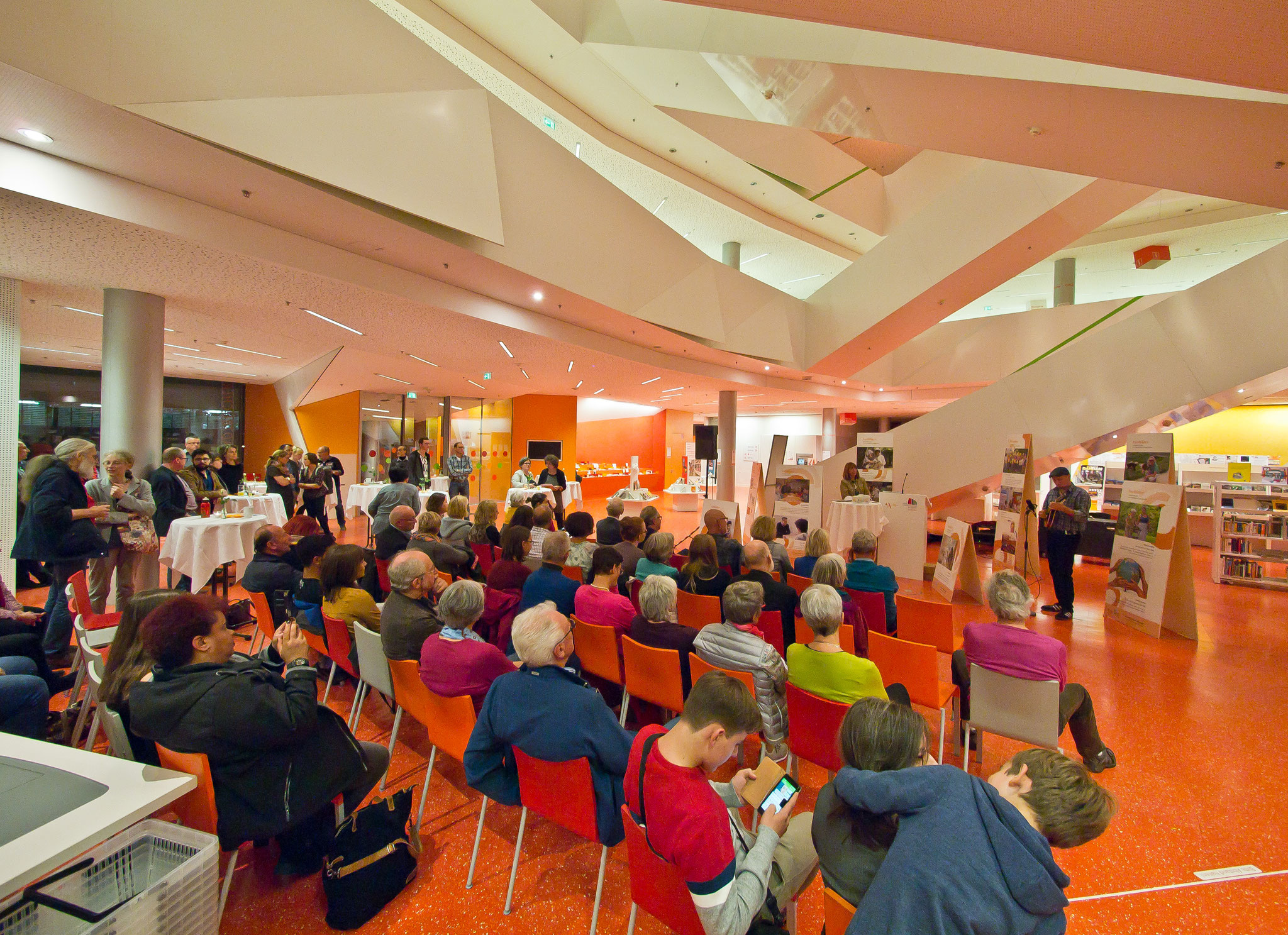 VorBilder Vernissage Stadtbücherei Augsburg 14.09.17 - Freiwilligen-Zentrum Augsburg - Foto: Robert Hösle