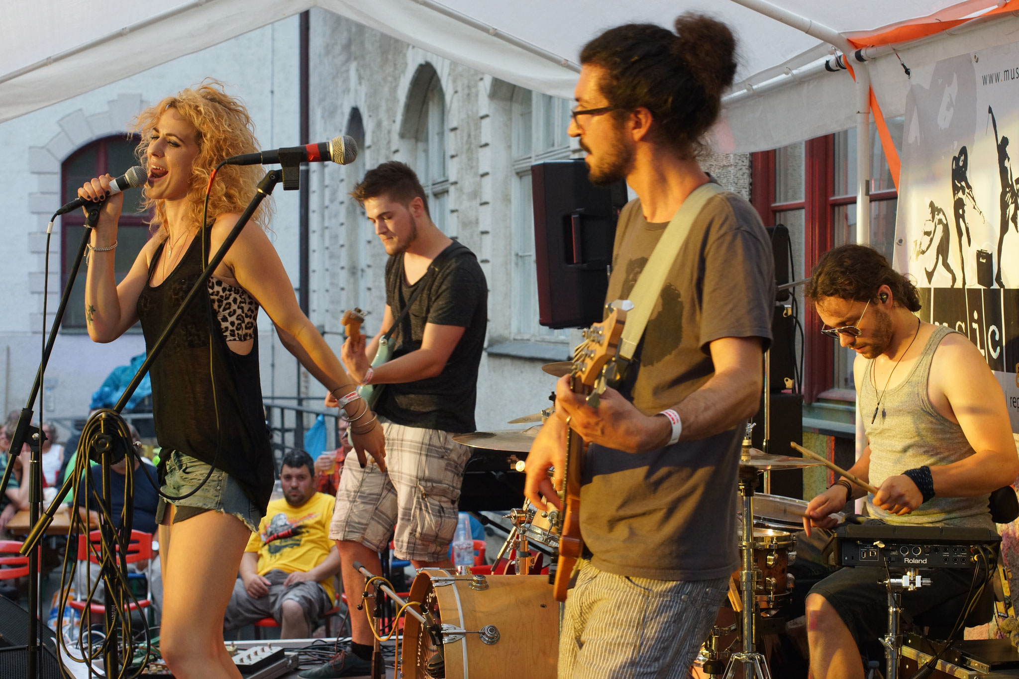Konzerte im Bürgerhof 04.07.15 Maggie on the Roxx - Freiwilligen-Zentrum Augsburg - Foto: Crayfish