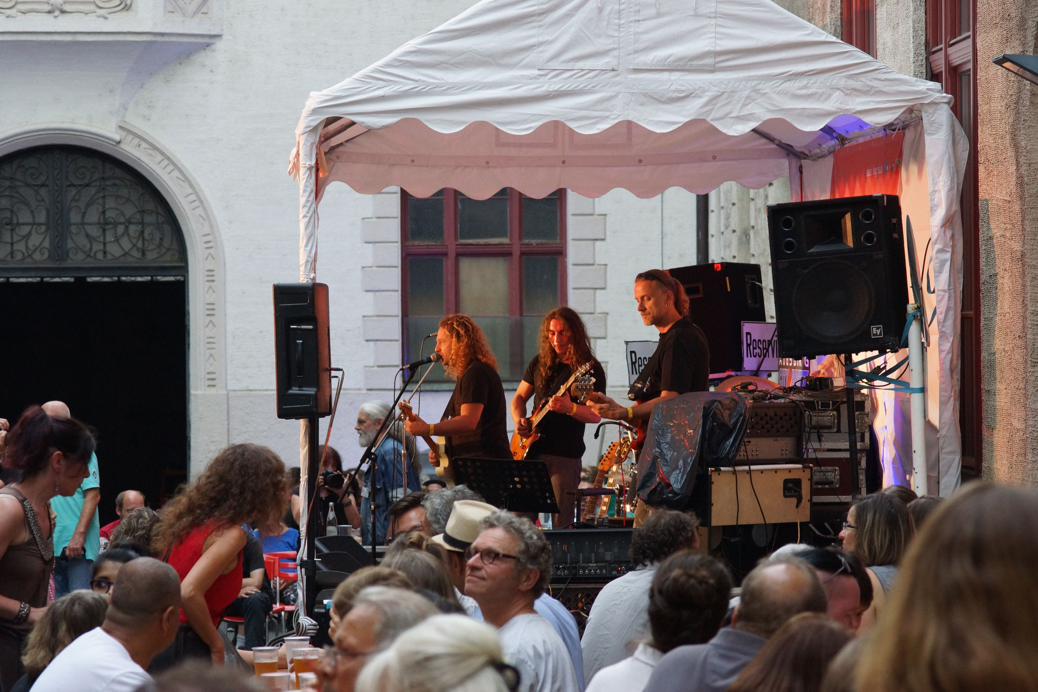 Konzerte im Bürgerhof 08.07.17 Hush - Freiwilligen-Zentrum Augsburg - Foto: Crayfish