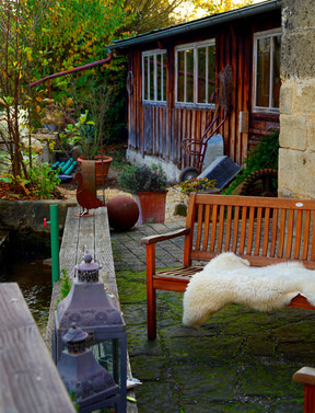 Kaffee auf dem Bänkle am Mühlbach der Trost Mühle.