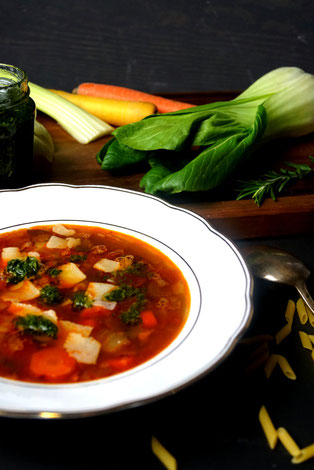 Minestrone mit Gremolata, Pamesan, Pak Choi, Karotten und Bohnen