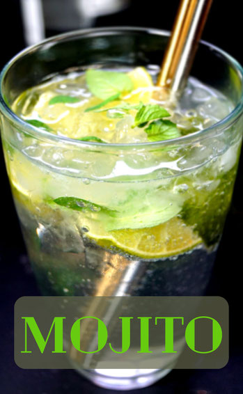 Minze, Eis, Limetten, Rohrzucker, Sodawasser und weißer Rum gehören in den Mojito