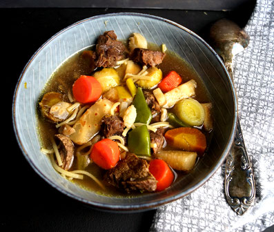 Nudelsuppe mit Zutaten vom Wochenmarkt