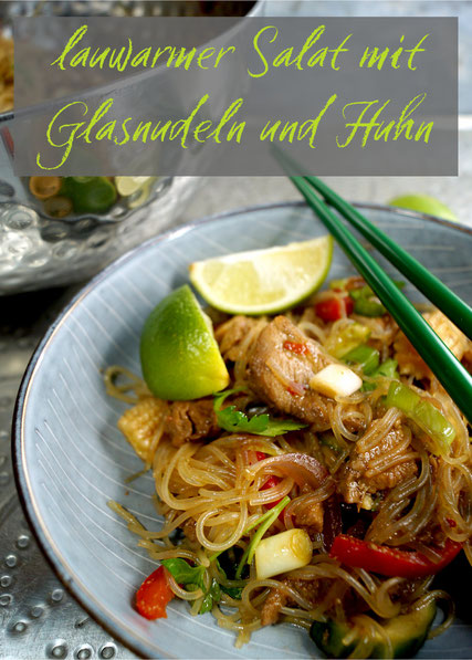 lauwarmer Salat mit Glasnudeln und mariniertem Hähnchenfleisch