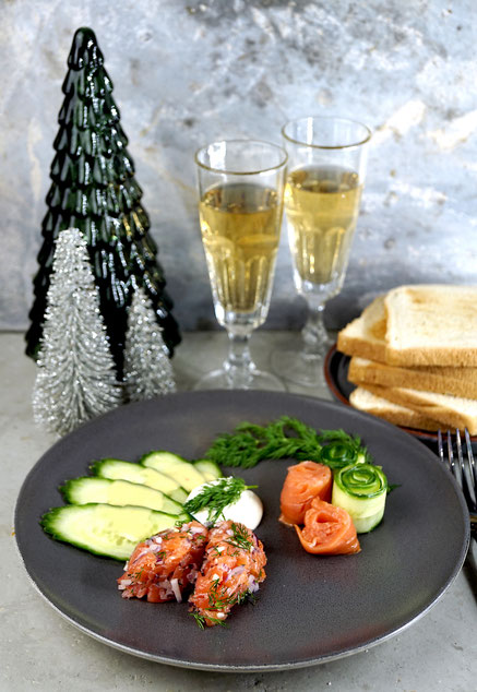 Smoked Salmon Cucumber Salad - Räucherlachs auf Gurkensalat, geniales Entrée zum Fest