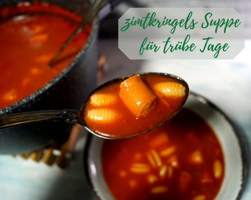 Tomatensuppe mit Würstchen und Lieblingspasta. Weil mich das glücklich macht!