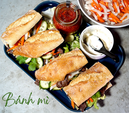 Knusprige, köstlich gefüllte vietnamesische Sandwiches mit Rindersteak und Do Chua