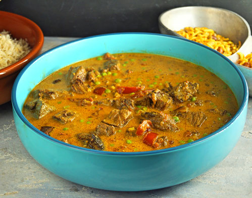 mildes Curry mit Tomaten, Rindfleisch und Erbsen, im Slowcooker gegart