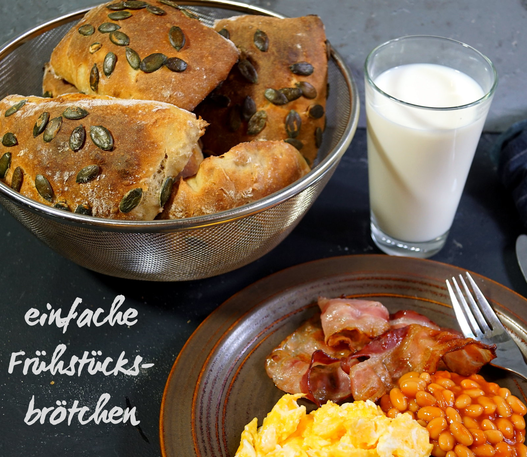 einfache Frühstücksbrötchen aus Weizen- und Roggenmehl mit Übernachtgare