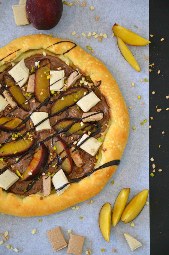Schokoladenpizza mit Pflaumen und Krokant-Nuss-Topping (vegan) - Variabel als Dessertpizza gestaltbar für jeden Anlass.