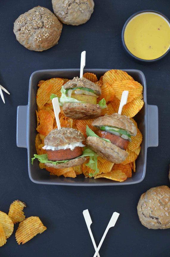 Miniburger auf Chips mit selbstgemachten Laugenbrötchen