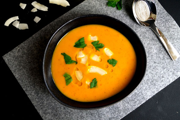 scharfe Kürbissuppe mit asiatischen Aromen