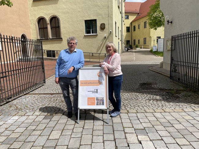 Warten auf die Besucher und Besucherinnen: Wolfgang Krell, Geschäftsfsührer des Freiwilligen-Zentrums Augsburg, mit Herta Hiemer, Vorsitzenden des Fördervereins.