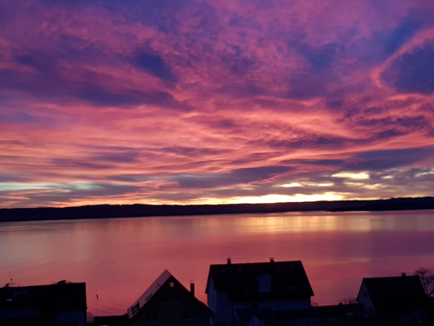 Bild: Sonnenuntergang mit Blick auf den Seegarten den Bodensee in Meersburg